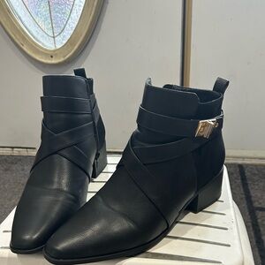 Size 8 heeled boots 
Black colour